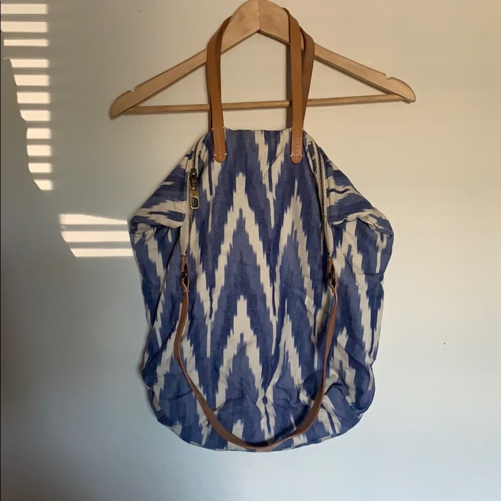 Gap tote